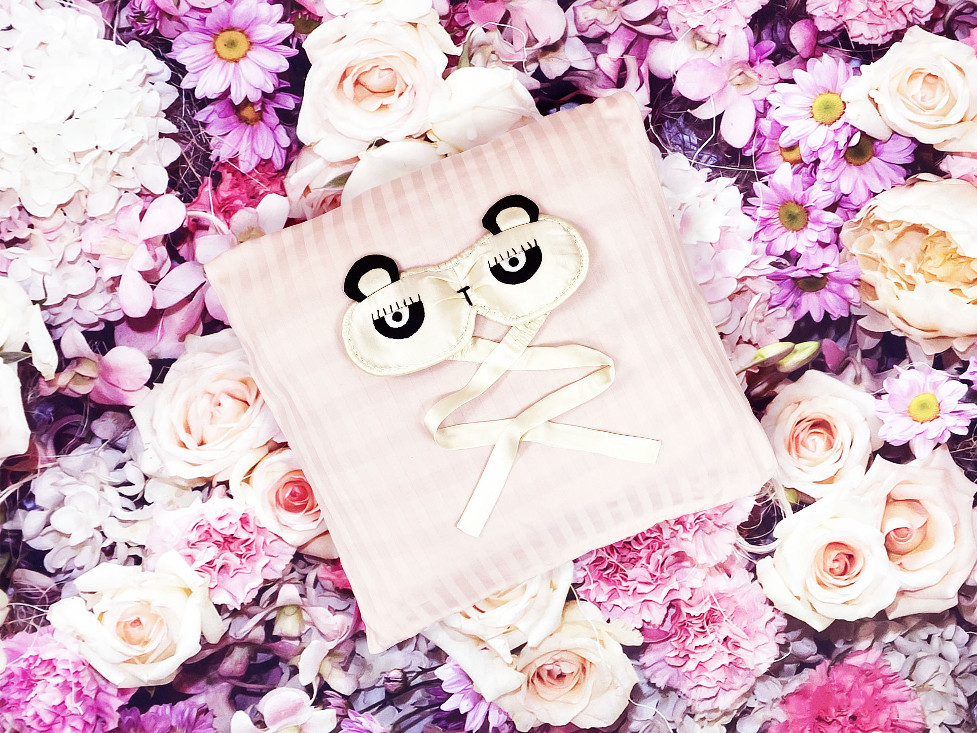 Contoured sleep masks silk