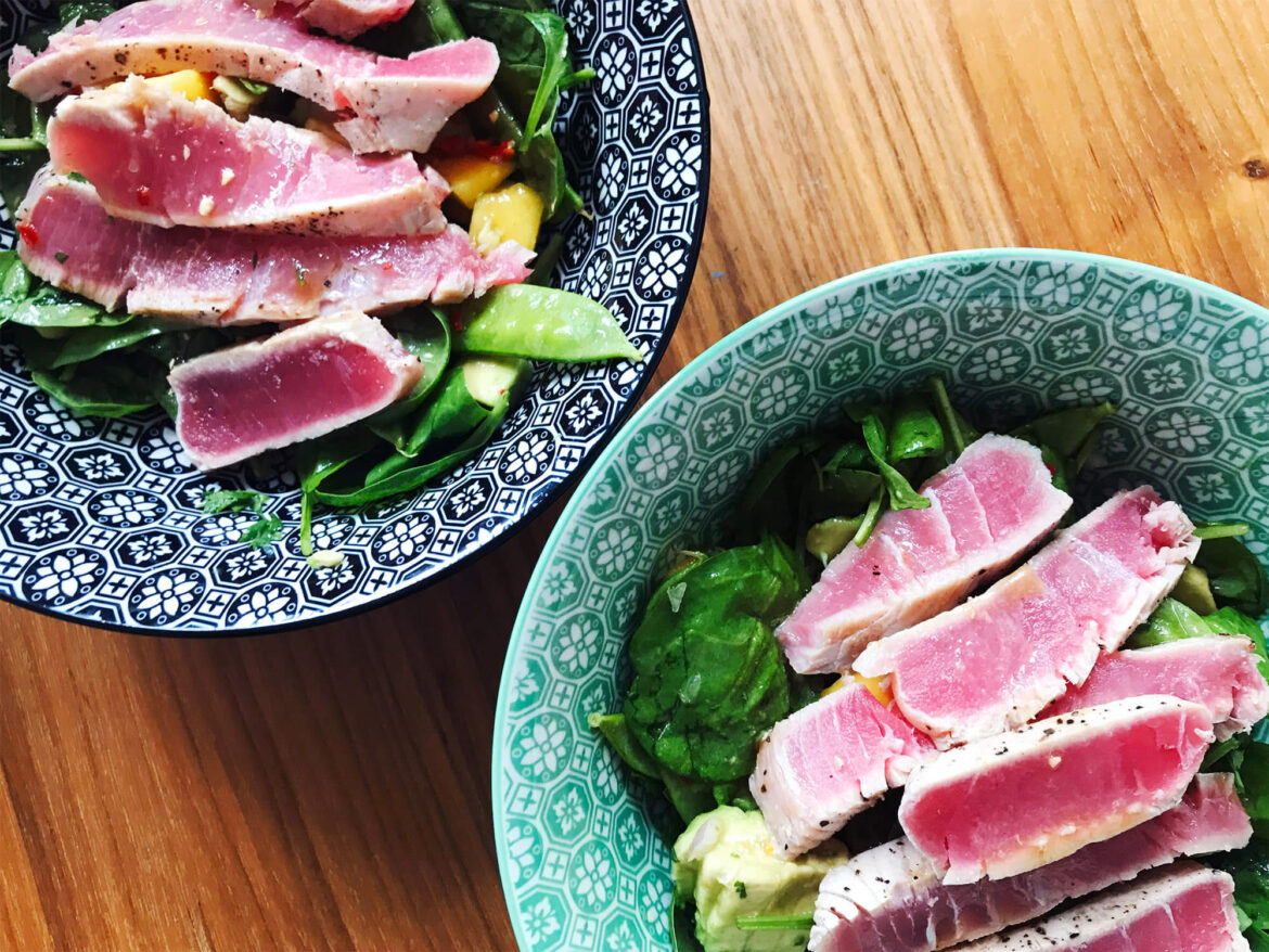 Rezept: Salat mit gebratenem Thunfisch, Mango und Avocado