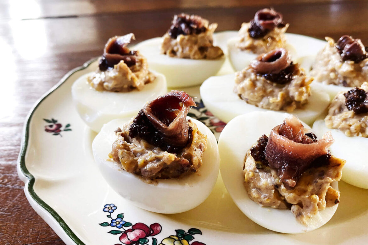Rezept: Deviled Eggs - Gefüllte Eier mit Sardellen und Tapenade