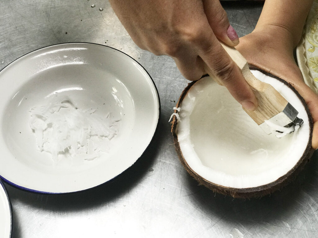 Wie man eine Kokosnuss aufknackt