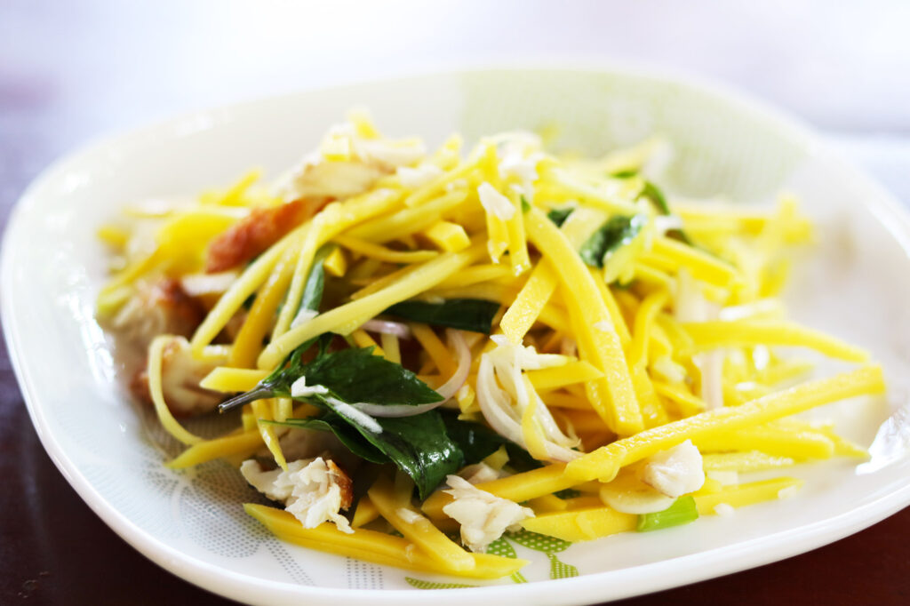 Rezept: Kambodschanischer Mangosalat mit Gebratenem Fisch