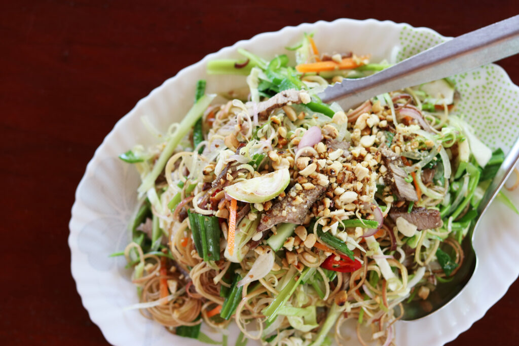 Rezept: Kambodschanischer Rindfleischsalat mit Bananenblume