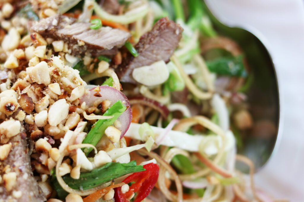Rezept: Kambodschanischer Rindfleischsalat mit Bananenblume