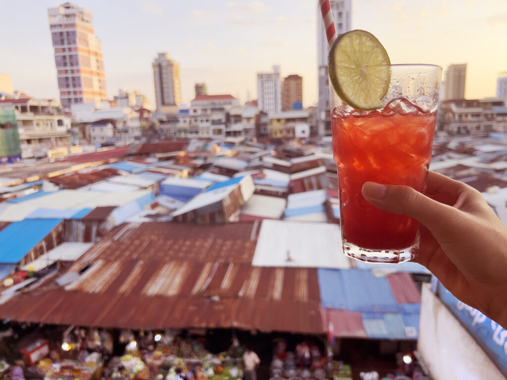 Phnom Penh: Sundown Social Club – Die versteckte Rooftop-Bar in TTP