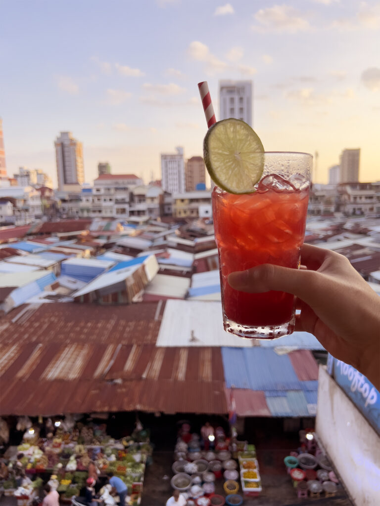 Phnom Penh: Sundown Social Club – Die versteckte Rooftop-Bar in TTP