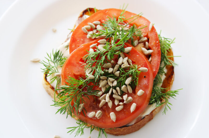 Tostada de tomate con mayonesa y eneldo
