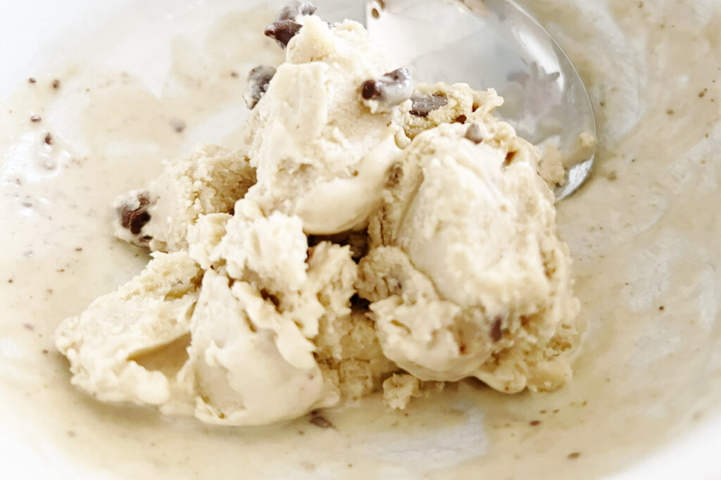 Rezept: Bananeneis mit Erdnussbutter und Schokolade