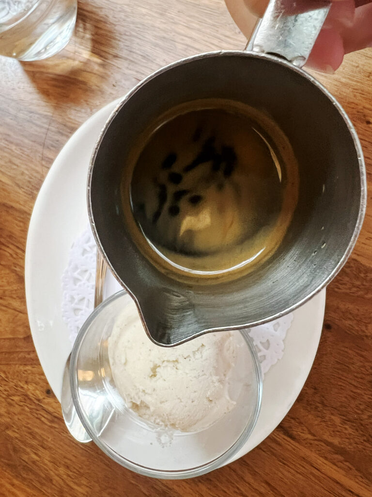 Rezept: Affogato – Wenn Vanille-Gelato auf Espresso trifft