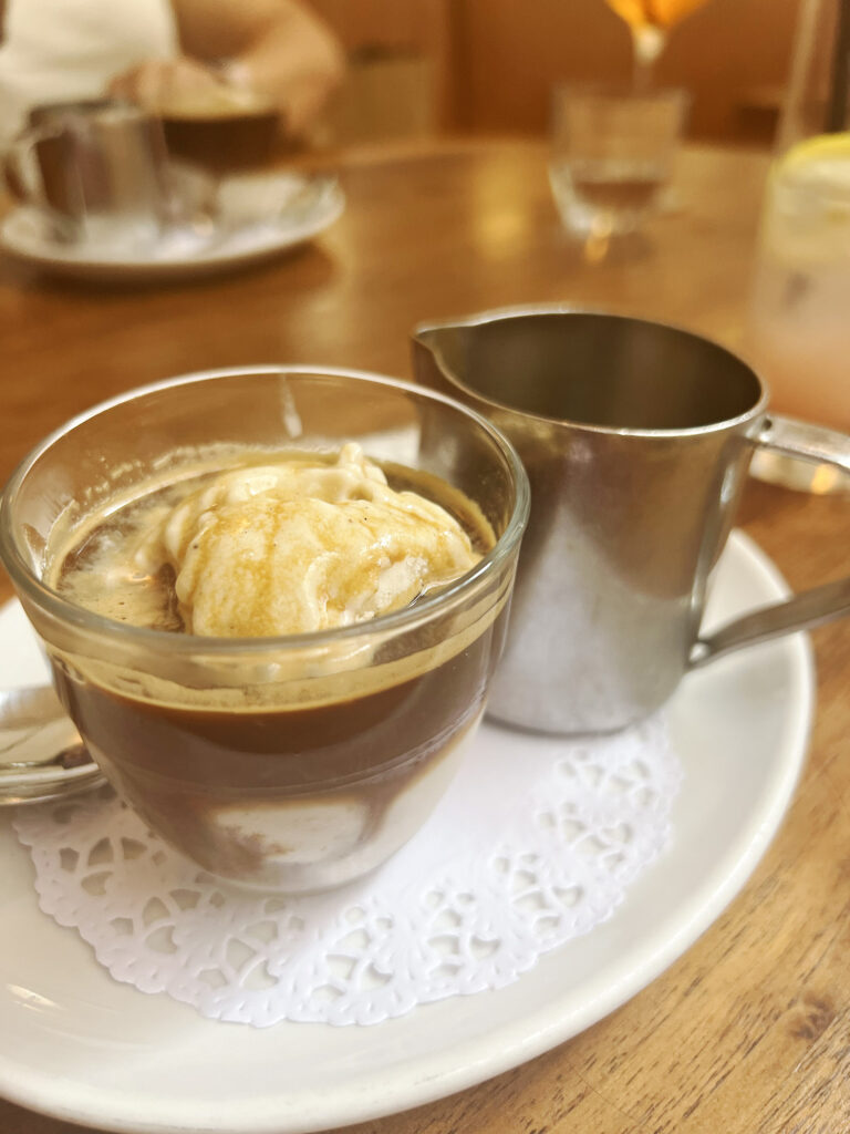 Rezept: Affogato – Wenn Vanille-Gelato auf Espresso trifft