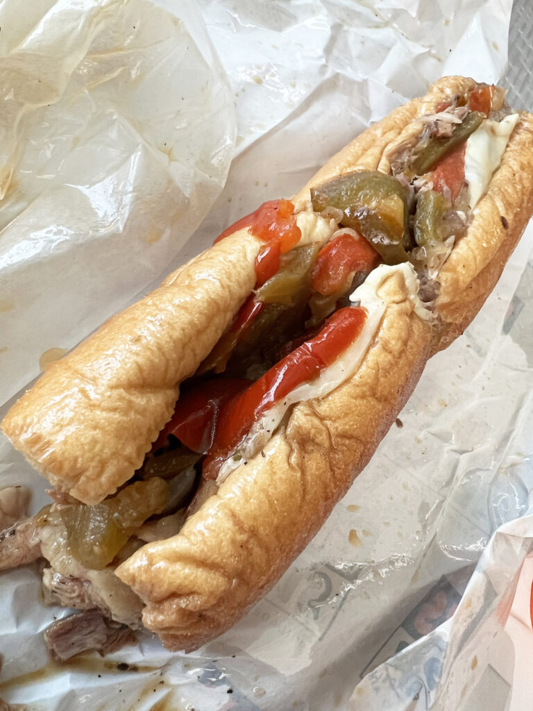 Philadelphia: Roast Pork Sandwich bei Geno’s Steaks am Flughafen